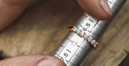 Ringgröße anpassen lassen - Verlobungsring Magazin